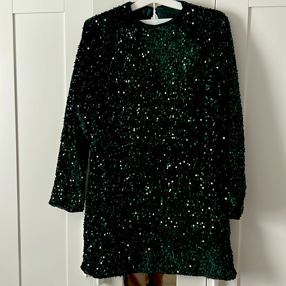 Brand new mini dress, long sleeves, a beautiful green
